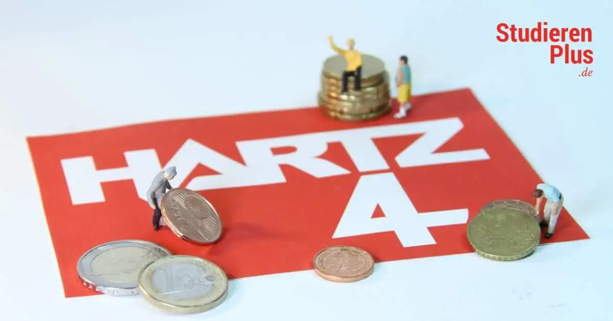 Schriftzug „Hartz 4“ mit Münzen und Miniaturfiguren als Symbolbild für Grundsicherungsgeld (früher Bürgergeld) im Studium