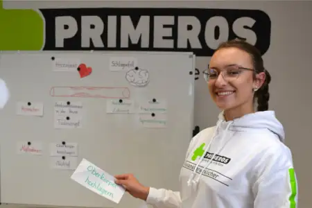 Primeros Erste-Hilfe-Kurs für Studenten – Ausbilder führt Teilnehmer durch Wiederbelebung