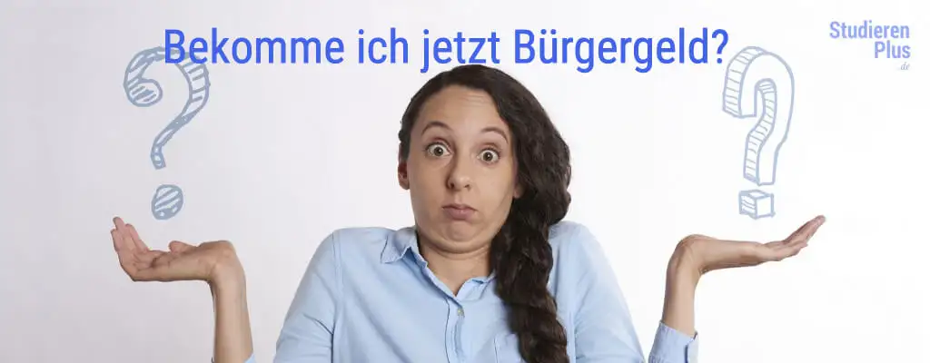 Studentin überlegt mit fragendem Gesichtsausdruck, ob sie Anspruch auf Bürgergeld für Studenten hat
