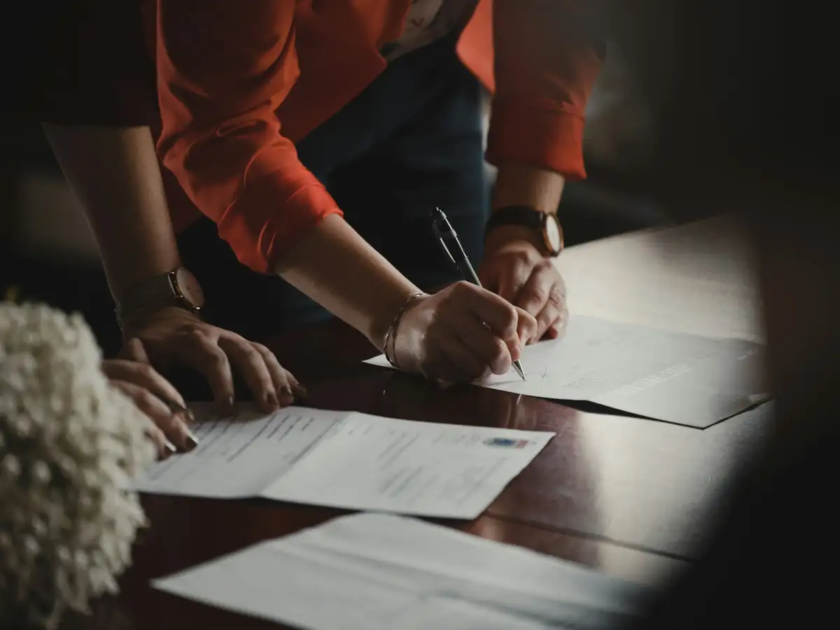 Erster Arbeitsvertrag wird am Tisch unterschrieben