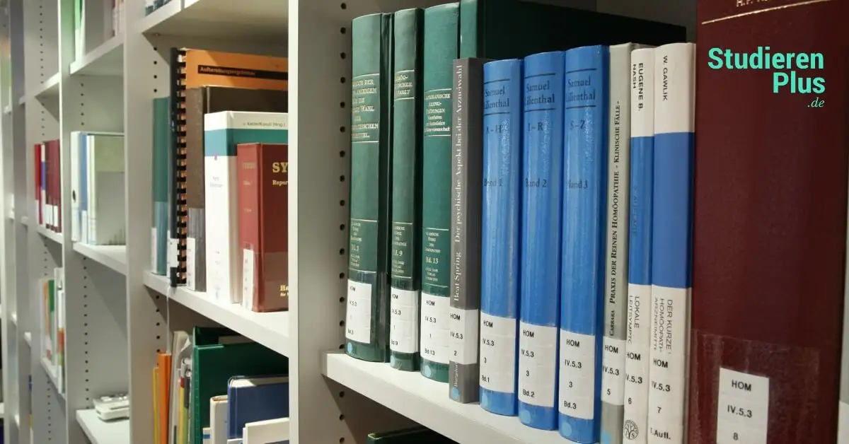 Fachbücher im Bibliotheksregal als Quellen für die Literaturrecherche im Studium